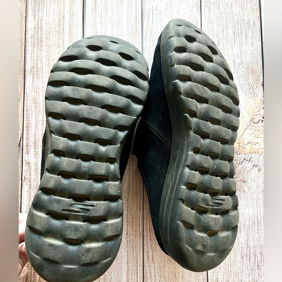 Sketchers Goga Max Suede Mules - Picture 5 of 7